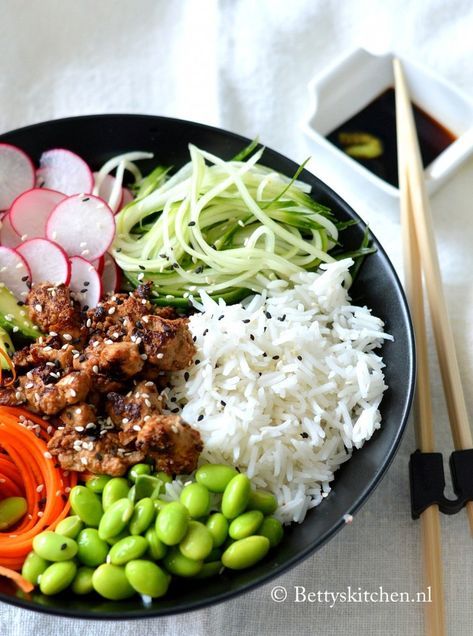 7 x recepten voor de lekkerste poké bowls Poke Bowl Recipe, Sushi Bowl, Healthy Bowls, Poke Bowl, Happy Foods, Whole Foods Market, Food Bowl, Good Healthy Recipes, Bowls Recipe