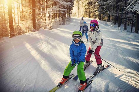 Kids ski free: Save on your family's next ski vacation Best Family Ski Resorts, Ski Trip Aesthetic, Skiing Photography, Family Ski Vacation, Family Ski Trip, Skiing Lessons, Ski Family, Best Ski Resorts, Ski Club