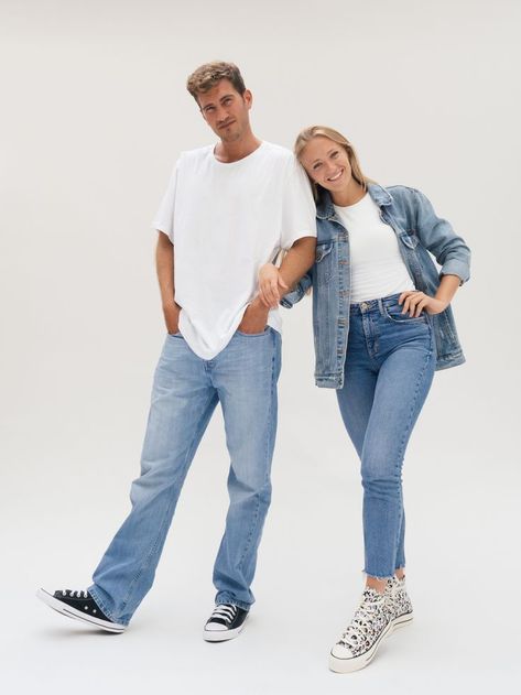 Converse Chuck Taylor All Star fore her and for him Blue Jean Outfits, Indian Rug, Studio Poses, Fit Couple, Studio Photoshoot, Engagement Photo Outfits, Studio Shoot, Female Poses, Converse Chuck Taylor All Star