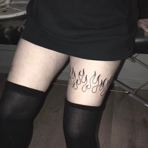 Flames Above Knee Tattoo, Tattoo Emo, Destiny Tattoo, Thigh Garter Tattoo, Elegance Tattoo, Feminine Tattoo Ideas, Garter Tattoo, Thigh Garter, Tattoo Diy