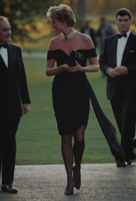 Pearls Aesthetic, Revenge Dress, Queen Diana, Iconic Pictures, Birthday Aesthetic, Gowns Elegant, Classic Hollywood Glamour, Woman Photo, Princes Diana