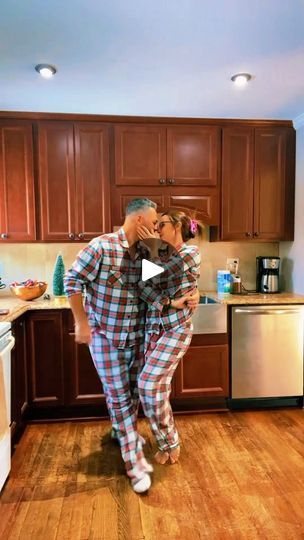 Kizomba Dance Couple, Dancing In The Kitchen Couples, Bachata Dance Couple, Couple Dancing Romantic, Bachata Dance Video, Bachata Outfit, Swing Dance Moves, Couples Dancing, Couple Dance Videos