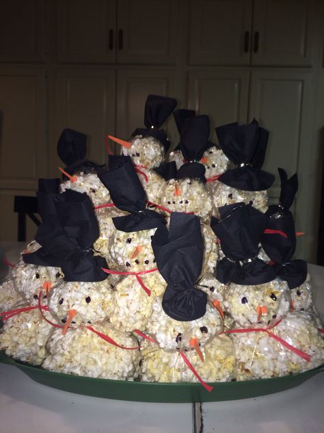 Popcorn snowman snack Popcorn Snowman, Snowman Popcorn, Snowman Snack, Popcorn Cones, Class Snacks, Popcorn Bags, Christmas Lunch, Holiday Games, Saint Nicolas