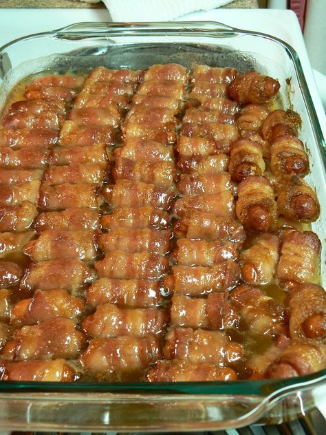 Bacon Wrapped Smokies with Brown Sugar and Butter - These are unbelievable! - 22,657 repins and still counting! Wow! Wrapped Smokies, Bacon Wrapped Smokies, Finger Food Appetizers, Football Food, Snacks Für Party, Think Food, Party Food Appetizers, Bacon Wrapped, Yummy Appetizers