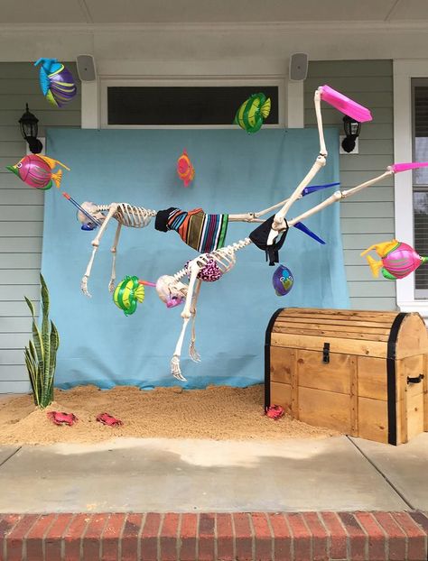 Baxter Skeletons: The Most Creative Halloween Decorations You Will Ever See - Count Me Healthy Skeleton Display, Creative Halloween Decorations, Clever Halloween, Halloween Outside, Halloween Yard Decorations, The Skeleton, Halloween Yard, Halloween Inspiration, Halloween Deco