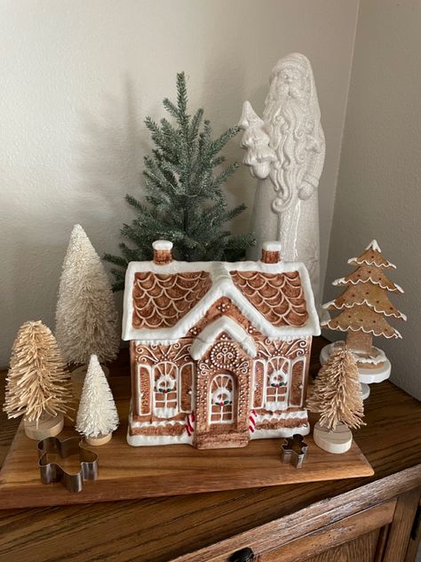 Classy Gingerbread Decorations, Elegant Gingerbread Decor, Christmas Boho Decor Ideas, Neutral Gingerbread Decor, Gingerbread Fireplace, Gingerbread Kitchen Christmas, Small Gingerbread Houses, Gingerbread House Inspo, Gingerbread House Aesthetic