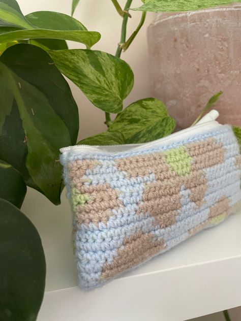 Crochet A Pencil Case, Crochet Pencil Case Tutorial, Crochet For Students, Crochet Pencil Case Aesthetic, Crochet Pencil Case No Zipper, Crochet Pencil Case Free Pattern, Knitted Pencil Case, Bubble Crochet Stitch, Zipper Aesthetic