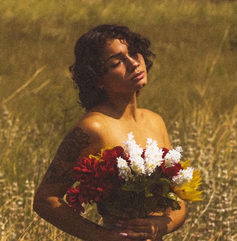 Woman Flower Photography, Bouquet Top Photoshoot, Holding Flowers Photoshoot, Flower Photoshoot Aesthetic, Flower Shirt Photoshoot, Photoshoot Bouquet, Flower Bouquet Photoshoot, Bouquet Photoshoot, Girly Photoshoot