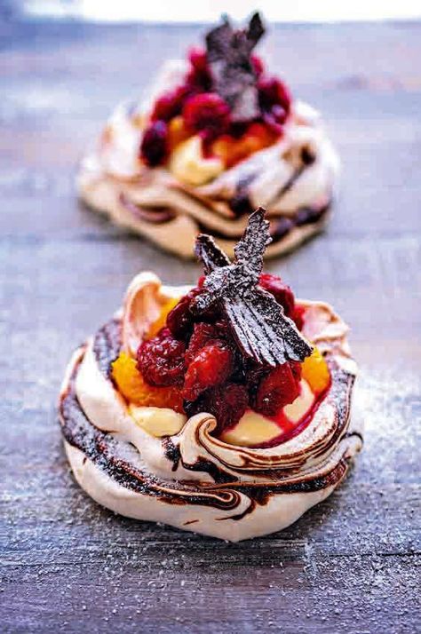 -Mini Cranberry, Orange and Chocolate Pavlovas. Orange And Chocolate, Patisserie Fine, Pavlova Recipe, Cranberry Orange, Läcker Mat, Think Food, Deilig Mat, Sugar Rush, Eat Dessert