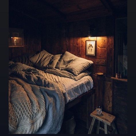 Tiny Cabins Interiors, Cozy Reading Chair, Good Morning Image, Cabin Aesthetic, Cabin Bedroom, Cosy Bedroom, Chair Ideas, Reading Chair, Tiny House Cabin