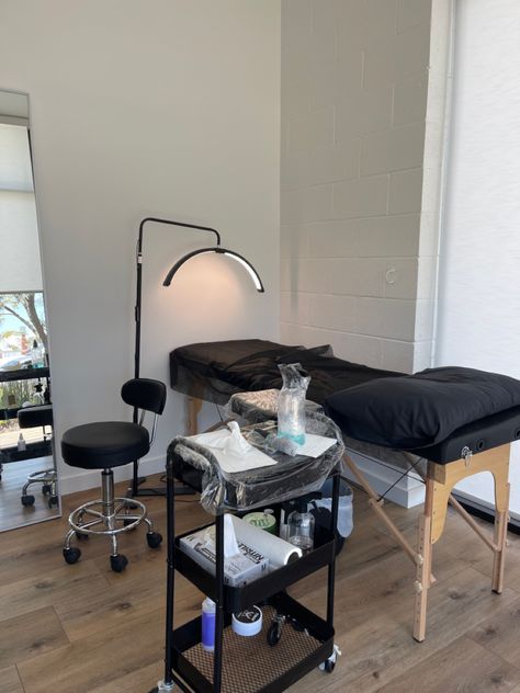 Home Beauty Room, Tattoo Studio Interior, Massage Room Decor, Eyelash Studio, Tattoo Station, Nail Room Ideas, Brow Studio, Esthetician Room Decor, Tattoo Salon