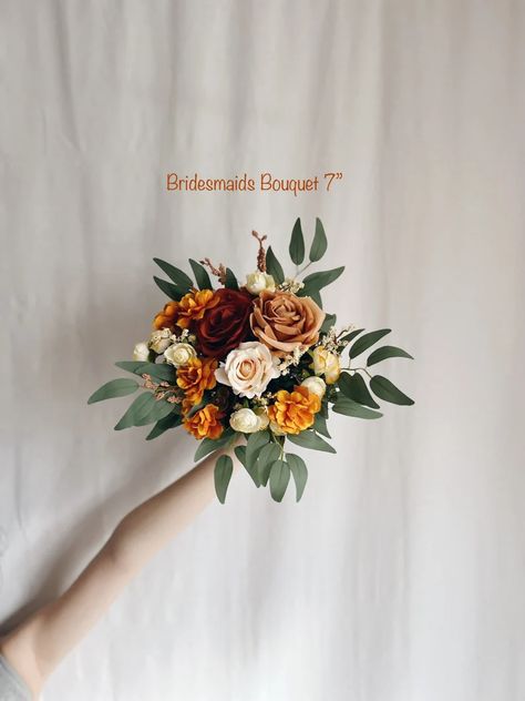 Fall Small Bouquet, Wedding Bouquet Terracotta, Terracotta Bridesmaids, Terracotta Bouquet, Rust Orange Wedding, Small Bridesmaid Bouquets, Beige Bridesmaids, Orange Wedding Bouquet, Wedding Bridesmaid Bouquets