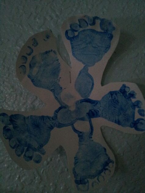 Snowflake Footprint Art, Infant Snowflake Art, Winter Infant Crafts, Winter Animal Footprint Art, Footprints In The Snow Activities, Snowflake Toddler Art, Footprints In Snow Illustration, Infant Room Ideas, Daycare Room Ideas