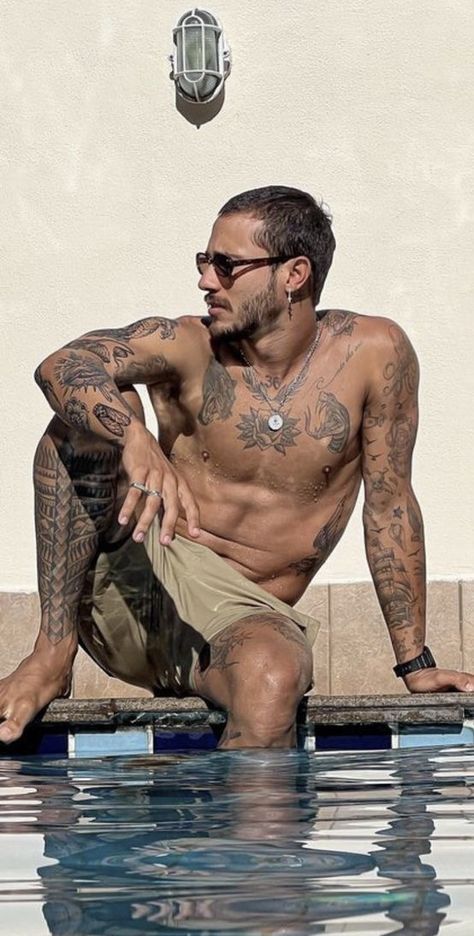 Mens Surfer Tattoos, Celeb Tattoos Male, Tattoos Guys Aesthetic, Tattoo Styles Oldschool, Old School Tattoo Men, Tattoo Aesthetic Men, Men With Tattoos, Tattooed Man, Tattooed Men