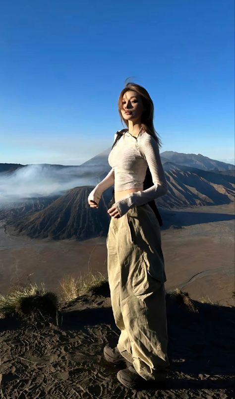 Trecking Outfits Aesthetic, Mt Pulag Outfit, Outfit Bromo Mountain, Outfit For Mountain Trip, Mountain Outfit Aesthetic, Mountain Girl Outfits, Mountain Outfit Summer, Cold Hiking Outfit, Outfit Trekking