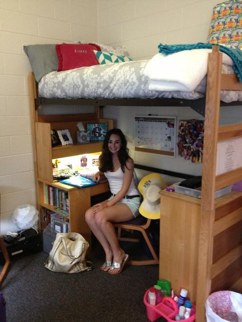 Bed/Desk Idea. UNCW dorm. Just add curtains for privacy and late night study sessions to not wake the roomie! Desk Under Bed, Budget Dorm Room, Apartment Bedroom College, Small Apartment Bedroom, Small Apartment Bedrooms, Dream Dorm, College Bedroom, Dorm Room Storage, Murphy Bed Plans