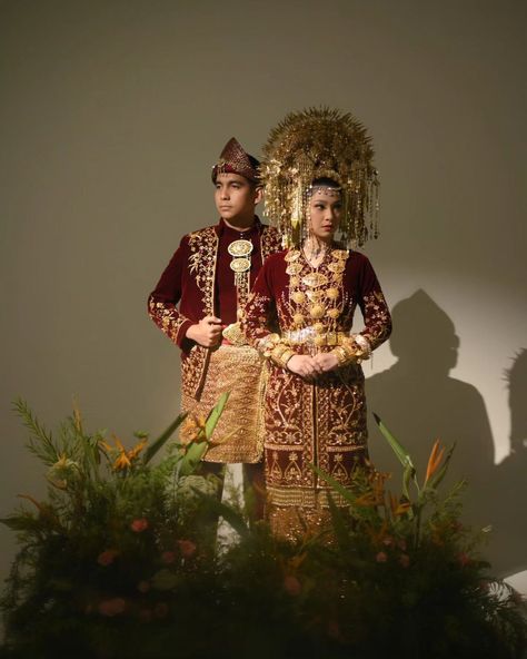 Adat Padang, Adat Betawi, Adat Palembang, Adat Minang, Inspirasi Prewedding, Malay Traditional, Bridal Asia, Indonesia Traditional, Pose Prewedding