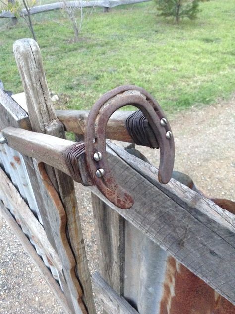 Walk Through Fence Gate, Horseshoe Gate Latch, Horse Gates Ideas, Farm Gate Ideas, Plan Potager, Rustic Gate, Farm Gates, Horse Farm Ideas, Horse Barn Ideas Stables