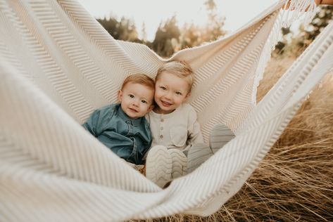 Angles For Photography, Photoshoot Trends 2023, Family Outdoor Session, Summer Sessions Photography, Lifestyle Photoshoot Family, Corn Field Photoshoot Family, Lifestyle Photography Family Outdoor, Lifestyle Outdoor Photography, Lifestyle Photography Poses