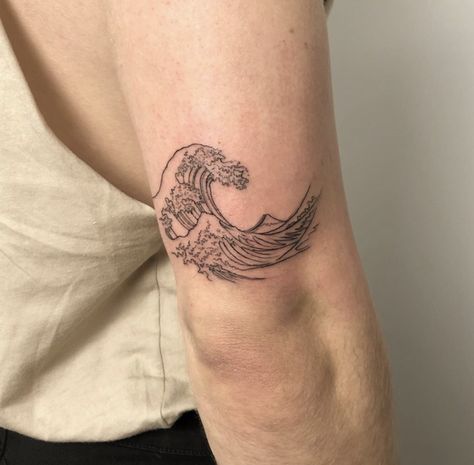 Minimalistic Tattoo Ideas, Sunrise Tattoo, Luna Tattoo, Minimalistic Tattoo, Wave Tattoo, Surfer Dude, Beach Tattoo, Minimalist Tattoos, Waves Tattoo