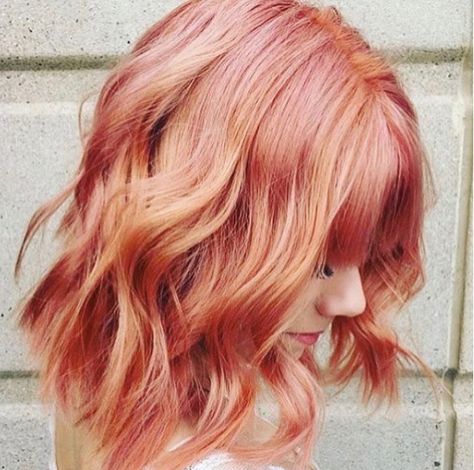 Bonjour Dah-ling! Move over Rose Gold, there’s a new color in town! Meet Blorange, strawberry blonde’s cooler, edgy cousin that’s taking social media by storm. Just as its name suggests, this trend brings together blonde, red, and orange hues for a sherbert-y pink pastel result that’s reminiscent of a summer sunset – but on your … Blorange Hair, Peach Hair Colors, Cheveux Oranges, Gold Hair Colors, Hair Color Rose Gold, Peach Hair, Ombre Hair Blonde, Wavy Bob Hairstyles, Trendy Hair Color