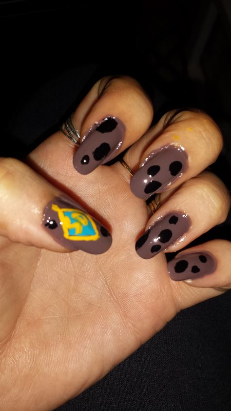 Scooby Doo Nails Simple, Velma Nails Scooby Doo, Scooby Makeup, Scooby Doo Nails Acrylic, Scooby Doo Nail Art, Scooby Doo Tattoo Ideas, Scooby Doo Nails, Halloween Scooby Doo, Velma Halloween