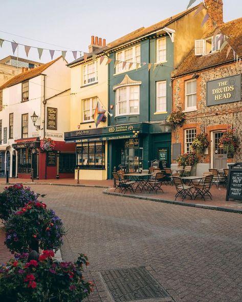 The Lanes 🌷 Photo Credit: @journeyswithjon #visitbrighton #brighton #brightonandhove #brightonuk #visitengland #visitbritain #thelanesbrighton #travelphotography #cityphotography #uktravel #travelingram Brighton Aesthetic, Uni Motivation, Autumn Board, Brighton Houses, Student Room, Brighton Uk, Solo Trip, Visiting England, Brighton And Hove