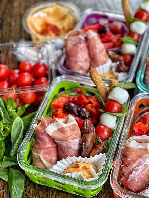 Everyone loves a good charcuterie board, why not make one for lunch?  This Italian Inspired Grown-Up Lunchable Box features a collection of delicious bites; a savory box packed with protein, veggies, and a little something sweet.  The flavors of Italy are represented in this box, featuring fresh mozzarella, cherry tomatoes and basil, prosciutto di Parma, roasted red peppers, olives, and a breadstick.  This lunch box is packed with nutrition.  It's fun to eat, easy to transport, and doesn't requi Lunch Box Charcuterie Board, Charcuterie Packed Lunch, Healthy Charcuterie Lunch, Lunch Charcuterie Box Ideas, Lunchbox Charcuterie Board Ideas, Lunch Charcuterie, Charcuterie Lunch Box Ideas Healthy, Lunch Box Charcuterie, Charcuterie Bento Box Lunch