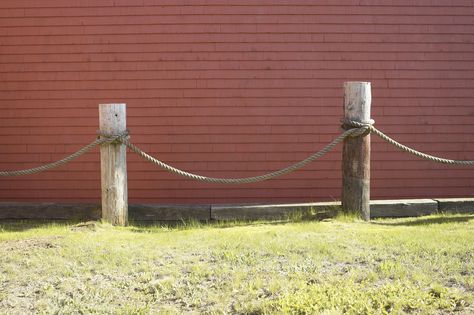 How to Build a Nautical Rope Fence Nautical Rope Fence, Nautical Landscaping, Build Fence, Rope Fence, Rope Railing, Easy Fence, Lake Houses, Boat Decor, Fencing Material