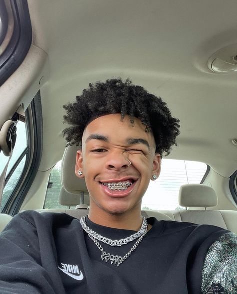 Braces Men Teeth, Braces Aesthetic Boy, Braces Guy, Men With Braces, Black Braces Power Chain, Braces On Gapped Teeth, Guys With Braces, Afro Hairstyles Men, Braces Colors