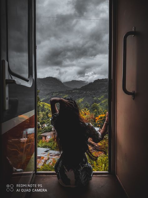 Train Pose Ideas, Train Ride Aesthetic, Train Pose, Train Travel Aesthetic, Train Line, Travel Picture Ideas, Dark Art Photography, Instagram Creative Ideas, Travel Pictures Poses