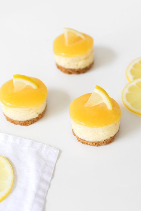 Solar Eclipse Lemon Curd Cheesecake Bites #solareclipse #cheesecake #dessert Solar Eclipse Cupcake Ideas, Fun Eclipse Food, Eclipse Dessert Ideas, Eclipse Cake Ideas, Eclipse Dessert, Solar Eclipse Dessert, Solar Eclipse Party Food, Eclipse Snacks, Cake Cabinet