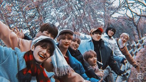 AAAAAAAA AMOR ETERNO A ESTA FOTO POR DIOS LOS AMO DEMASIADO, NO SE QUIEREN CASAR CONMIGO? ❤❤❤❤ Kids Groups, Funny Wallpaper, Young Men, Kids Wallpaper, Laptop Wallpaper, Christmas Wallpaper, Lee Min Ho, Kpop Wallpaper, Image Hd