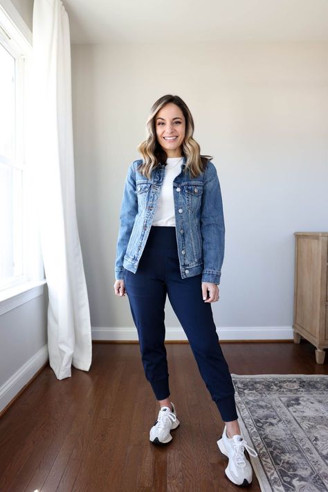 Blue Joggers Outfit, Womens Joggers Outfit, Clothes For Women Over 60, Looks Jeans, Jacket Outfit Women, Denim Jacket Fashion, Casual Outfit Inspiration, Joggers Outfit, Push Ups