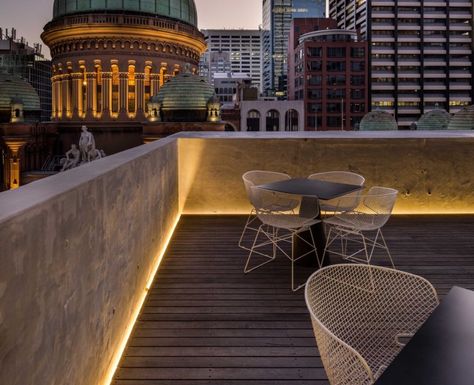 35 Brilliant Rooftop Deck Ideas To Inspire You Rooftop Lighting, Office Lighting Design, Balcony Lighting, Rooftop Terrace Design, Rooftop Design, Balkon Design, Grand Place, Pergola Design, Casa Patio