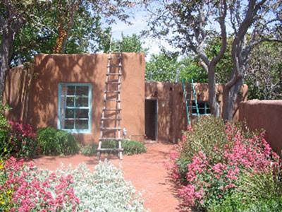 Sw Courtyard, Southwestern Home Exterior, Modern Adobe House Exterior, Southwest Cottage, Adobe Houses, Adobe Architecture, Adobe Homes, New Mexico Style, Santa Fe Home