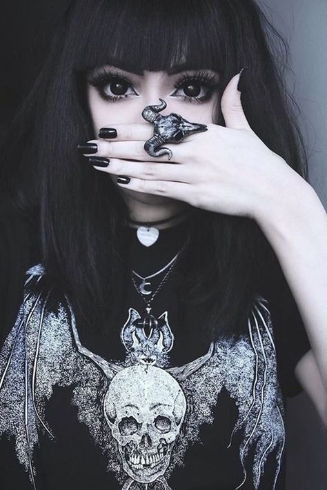 Cool Looking Grunge style Outfits for Girls (5) Gothic Makeup, Black Hair, A Woman, Black And White, Makeup, Hair, White, Black, Gothic Make Up