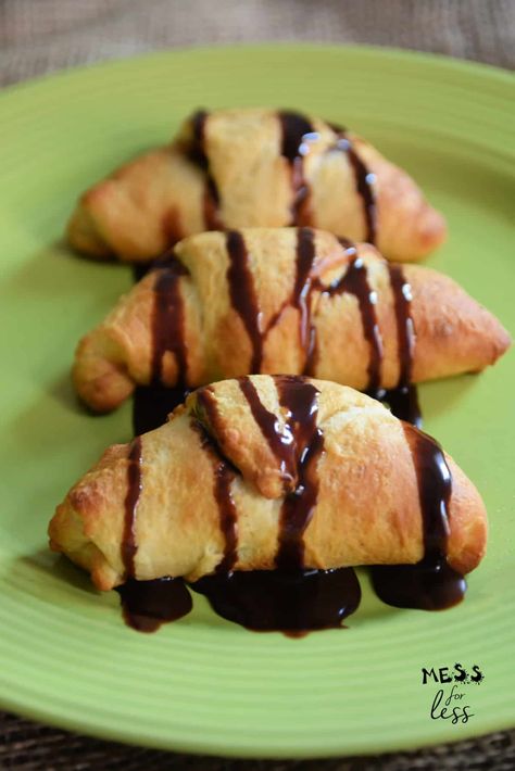 This is one of our most popular posts from Amanda at This Mom’s Happy Life. This recipe for Peanut Butter Chocolate Chip Crescents is one that toddlers, preschoolers or older kids can help you create. Cheese Crescent Roll Recipes, Lemon Cake Mix Cookies, Cheesy Biscuit, Butter Pecan Cookies, Chocolate And Peanut Butter, Lemon Cake Mixes, Crescent Roll Recipes, Peanut Butter Chocolate Chip, Peanut Butter Chocolate