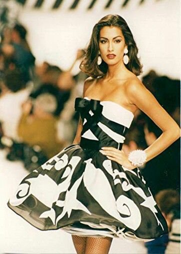 Yasmeen Ghauri walked for Valentino 1992 Yasmine Ghauri, Yasmin Ghauri, Yasmeen Ghauri, Valentino Runway, Models 90s, 90s Runway Fashion, Vintage Valentino, 90s Supermodels, 90s Models