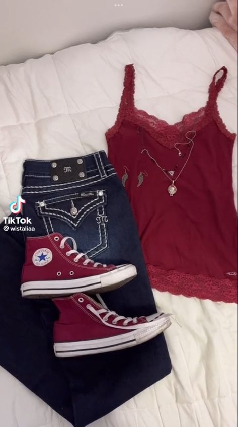 2000s Style Aesthetic, Red Outfit Casual, 2000s Inspired Outfits, Jeans 2000s, Miss Me Outfits, 2000s Style, Outfits For Mexico, Downtown Outfits, Aesthetic Y2k