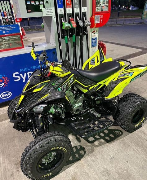 Racing Four Wheelers, Motorcycle 4 Wheeler, Quad Bike Aesthetic, Yamaha Dirt Bikes, Atv Motocross, Face Gear, Quad Bikes, Sport Atv, Go Kart Buggy