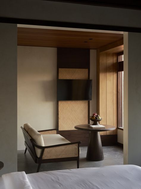 YinjiSpace - Arhpa Studio x The Ridge Boutique Hotel Japanese Hotel Interior, Green Accent Pillow, Mass Timber, Japanese Hotel, Outdoor Bathtub, Hotel Floor, Contemporary Hotel, Modern Tropical, Modern Bar