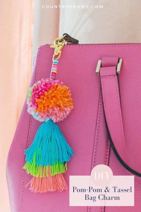 Pom Pom Tassel Bag Charm, Pompom Tassel Diy, Pom Pom Accessories, Make A Tassel With Yarn, Diy Purse Tassel, Pom Pom Keychain Diy, Backpack Charms Diy, Tassel Keychain Diy, Diy Bag Charm