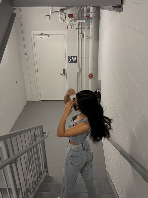 Stair Inspo Pics, Stairs Foto Ideas, Y2k Posing Ideas, Stairs Photoshoot Posing Ideas Dress, Poses For Pictures In Jeans, Staircase Photography Poses, Stairwell Poses Instagram, Stairwell Instagram Pictures, Stairwell Photoshoot Aesthetic