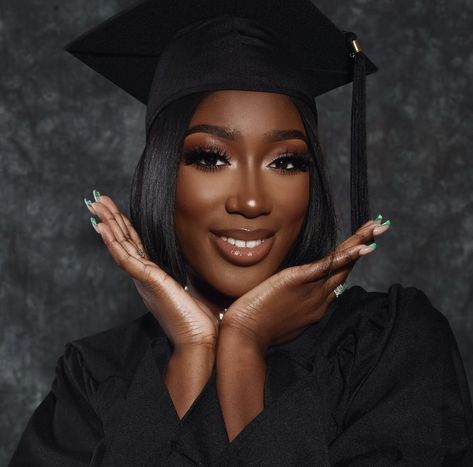 Graduation Pics Makeup, Graduation Makeup Black Women, Graduation Hair Black Women, Graduation Pictures Makeup, Graduation Photo Makeup, Graduation Pic Makeup, Makeup For Graduation Pictures, Masters Photoshoot, 2000s Looks