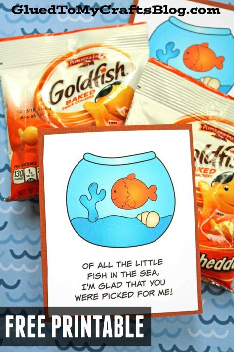 First Day of School - Of All The Fish In The Sea I'm Glad You Were Picked Just For Me - Teacher GIft Tag Printable - Goldfish Snack Idea First Day Of School Snack, Open House Gifts, Goldfish Snack, Back To School Gifts For Kids, Preschool First Day, Ocean Classroom, Fish Goldfish, Welcome To Kindergarten, Ocean Theme Classroom