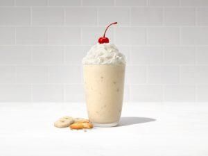 Chick-fil-A’s banana pudding milkshake is back. You won’t believe how much sugar it has - NewsBreak Hot Banana Pudding, Pudding Milkshake, Banana Pudding Milkshake, Chick Fa La, Hot Banana, Tuna And Egg, Breakfast Party Foods, La Banana, Easy Dinner Casseroles