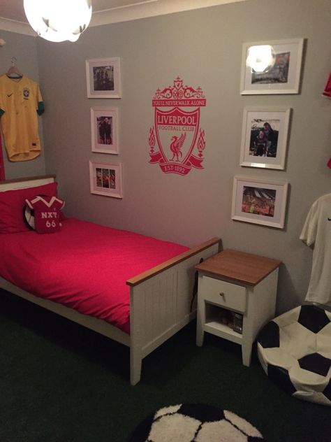 LFC bedroom Liverpool Bedroom, Football Theme Bedroom, Themed Bedroom Ideas, Soccer Room, Queen Sized Bedroom Sets, Boys Bedroom Ideas, Bedroom Ideas Modern, Football Bedroom, Queen Sized Bedroom