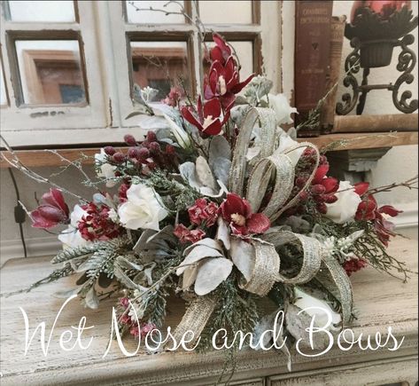 Winter Table Centerpieces, Christmas Floral Arrangements Diy, Christmas Wreath Farmhouse, Magnolia Christmas, Holiday Floral Arrangements, Winter Floral Arrangements, Fall Decor Wreaths, Elegant Centerpiece, Winter Centerpieces