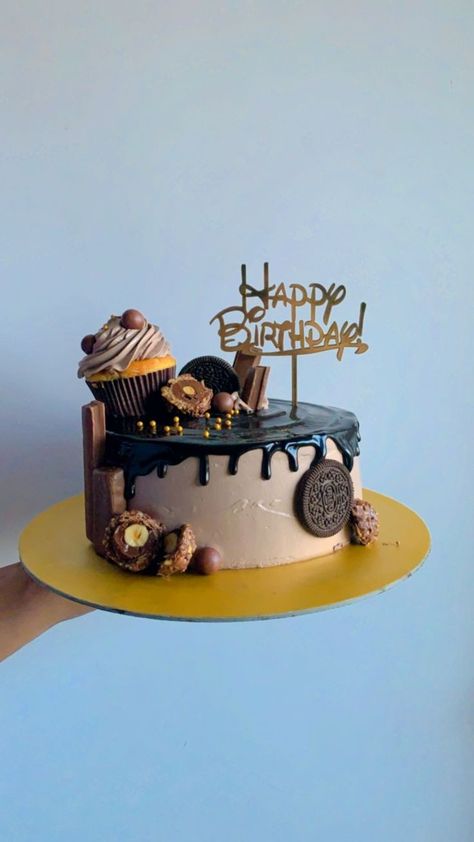 Overloaded Chocolate Cake, Mocha Cake Design Birthday, Small Chocolate Birthday Cake Ideas, Small Chocolate Cake Design, Choclet Cake Designs, 2 Pound Cake Design Birthday, Mocha Cake Design, Chocolate Bday Cake Decoration, Simple Chocolate Cake Designs Birthday